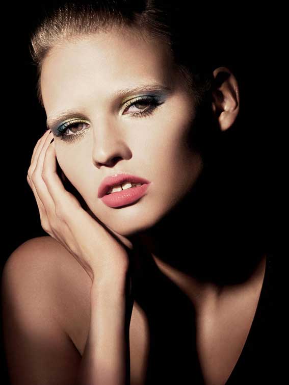 Lara Stone, nueva modelo del maquillaje de Giorgio Armani