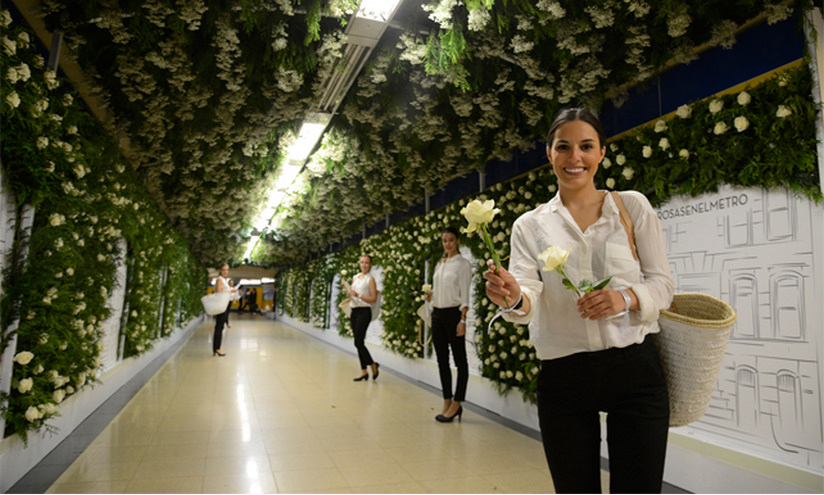 Agua Fresca de Rosas de Adolfo Dominguez celebra su aniversaio con jardín en el metro de Madrid